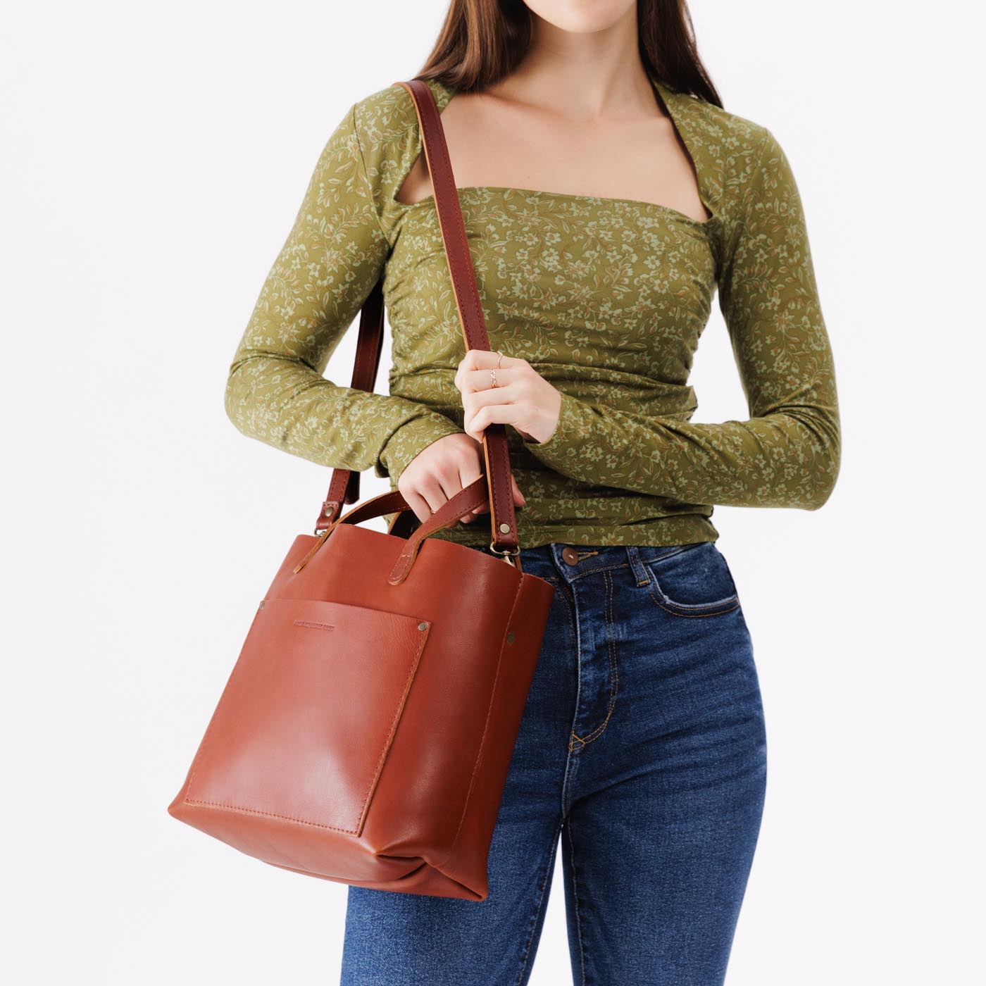 Chestnut | Midsize crossbody tote with handles and a pocket