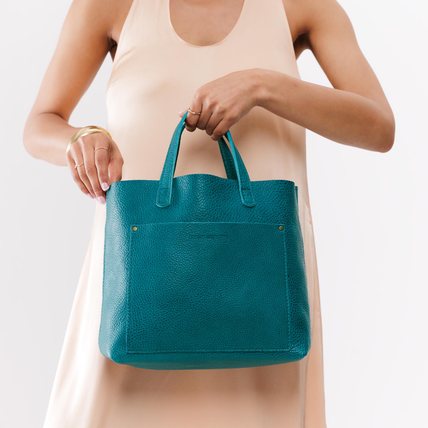 Aquarius | Midsize crossbody tote with handles and a pocket