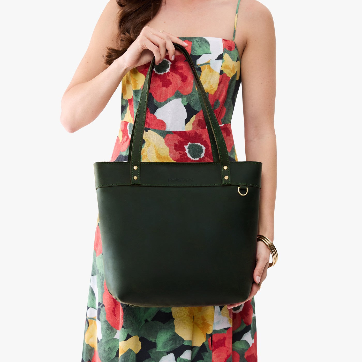 Evergreen*Medium*Zipper | Model wearing leather tote bag with riveted straps and exterior key loop